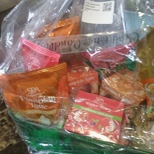 Christmas Holiday Spa Women's Gift Basket All Holiday Scented Spa Items